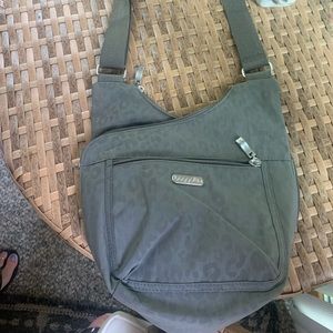 Gray leopard print BAGGALLINI crossbody purse.